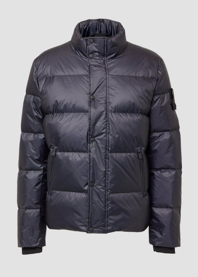Wattierte Jacke mit Stehkragen und recycelter Daune