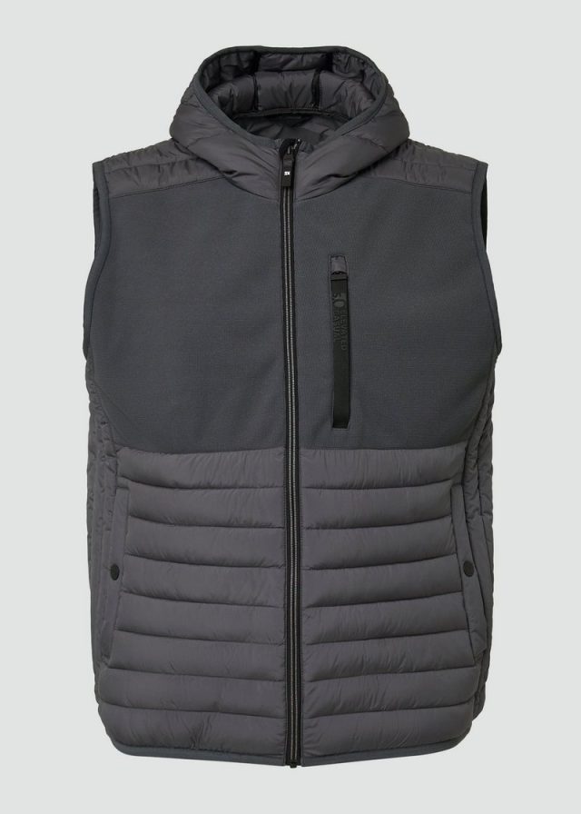 Sportive Outdoor-Weste mit Kapuze im Fabricmix