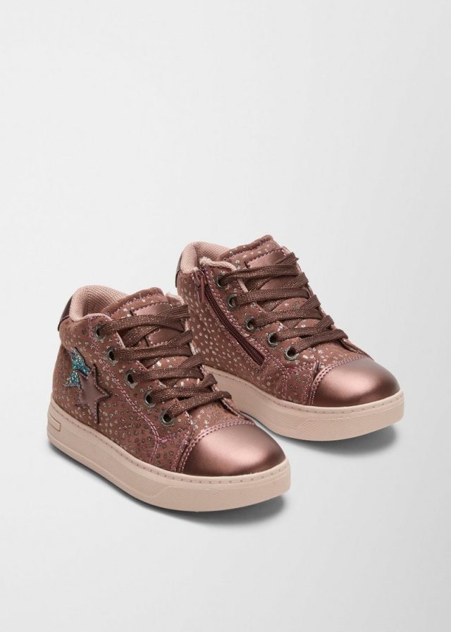 Sneaker im Materialmix